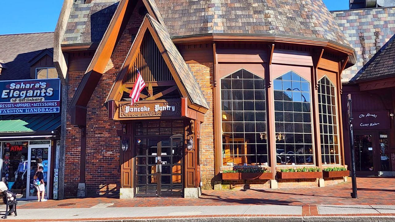 5 of the Best Places to Eat in Gatlinburg, TN for Families 5 of the Best Places to Eat in Gatlinburg, TN for Families