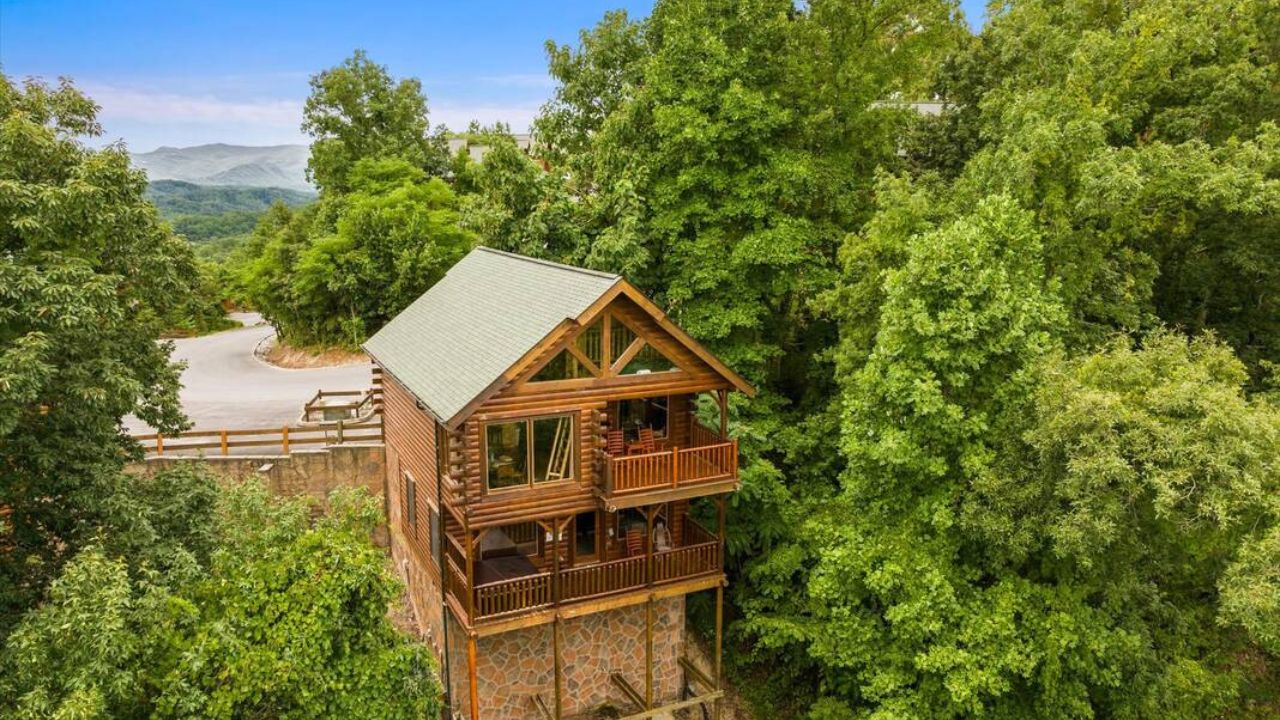 Top 8 Benefits of Staying in a Cabin Versus a Hotel Top 8 Benefits of Staying in a Cabin Versus a Hotel