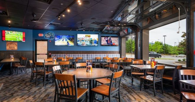 Top 8 Reasons to Visit Blue Moose Burgers and Wings in Gatlinburg