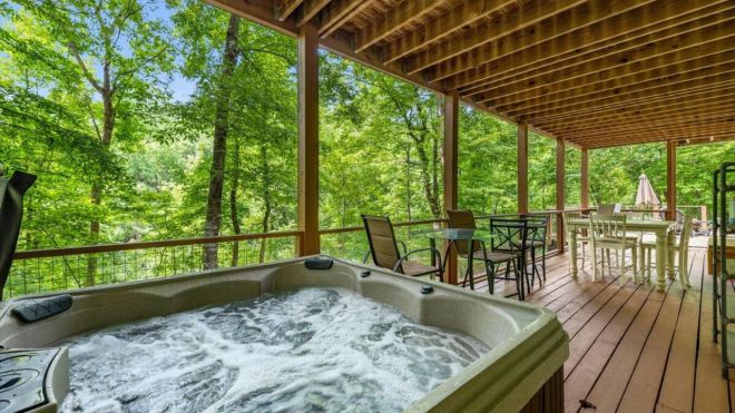 Elevate Your Vacation Rental Investment with Colonial Properties' Full-Service Call Center