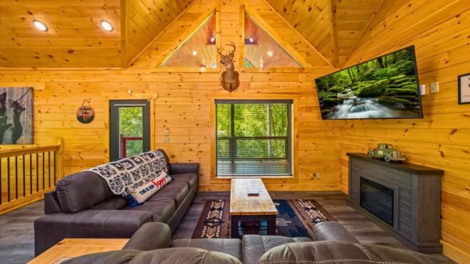 6 Reasons to Stay in a Gatlinburg Cabin This November