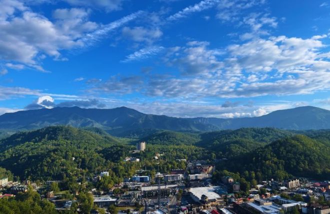 Gatlinburg or Gatlinberg? The Correct Spelling (+ Fun Facts)