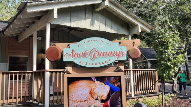 Top 8 Restaurants & Must-Eat Spots at Dollywood