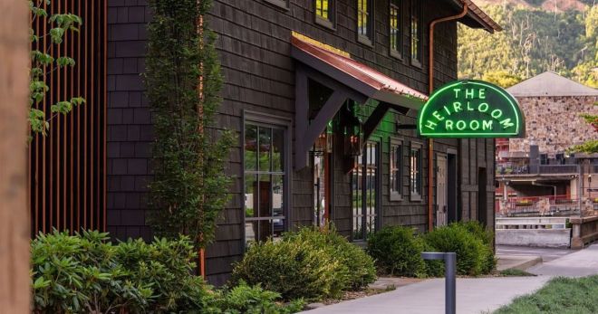 A Guide to the Best Local Restaurants for a Romantic Dinner in Gatlinburg