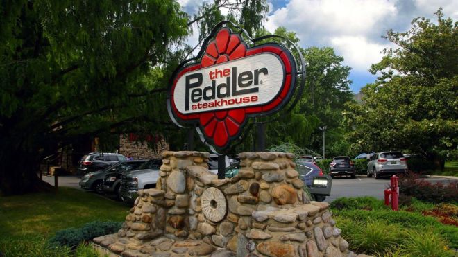 The 8 Best Restaurants in Gatlinburg to Satisfy Every Craving