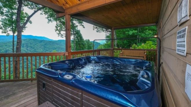 6 Reasons to Stay in a Cabin with a Hot Tub this Winter