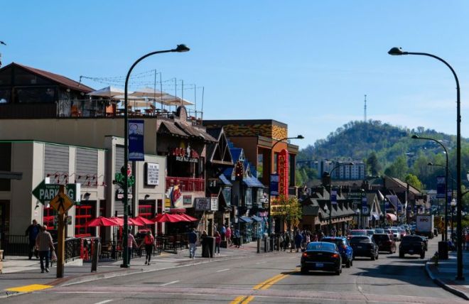 The Complete Guide to the Gatlinburg Strip (Parkway) — Tips, Attractions & Parking