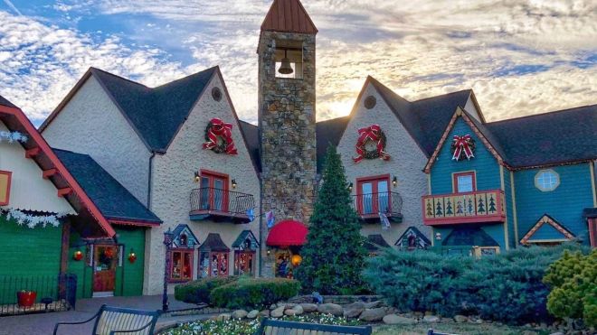 Top 12 Holiday Shopping Destinations in the Smoky Mountains