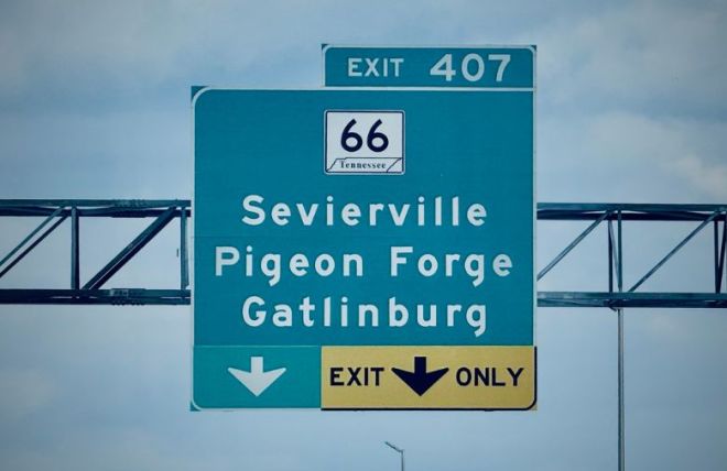How Far Is Gatlinburg from Pigeon Forge? (Distance, Drive Time & Travel Guide)